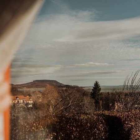 Mandulas Kabin A Kishaz Dezsaval Es Kilatassal A Balatonra Balatongyorok Luaran gambar