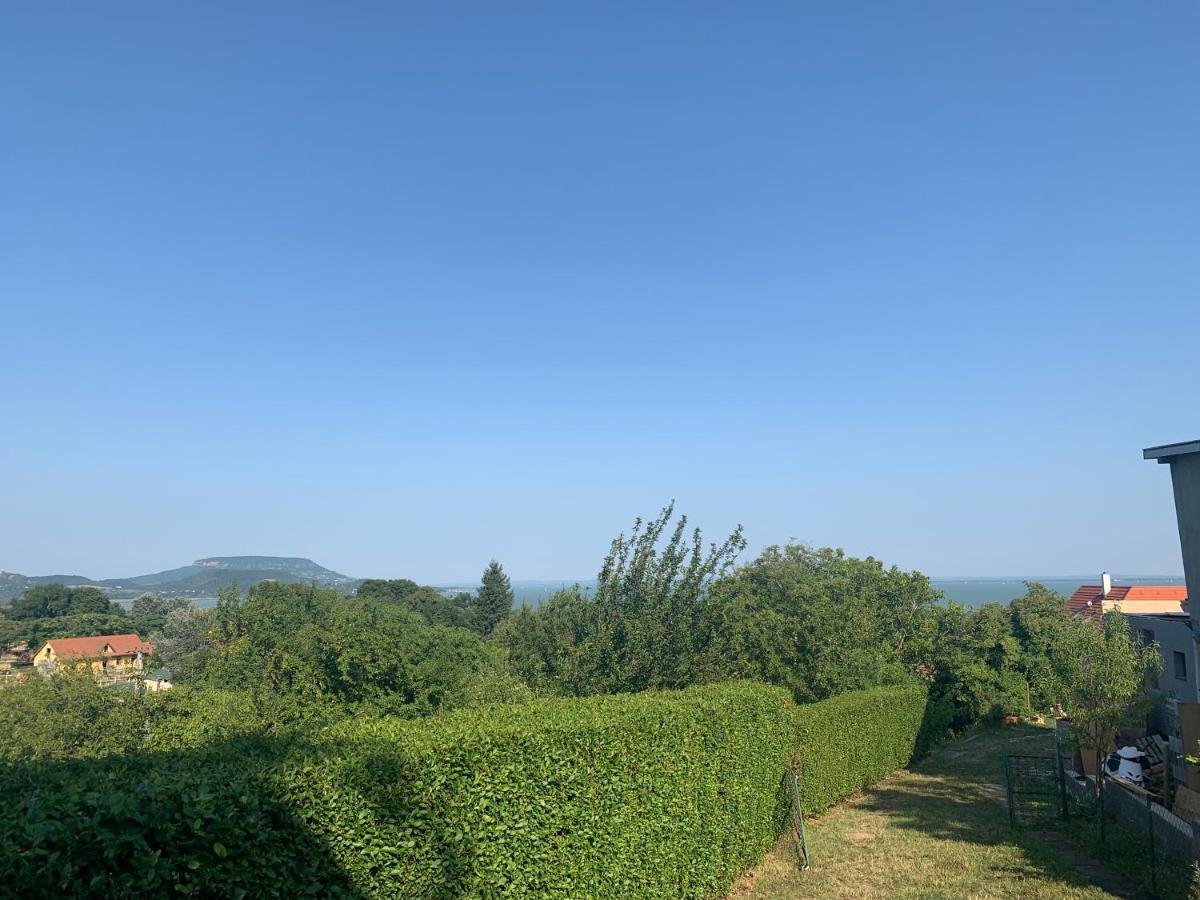 Mandulas Kabin A Kishaz Dezsaval Es Kilatassal A Balatonra Balatongyorok Luaran gambar