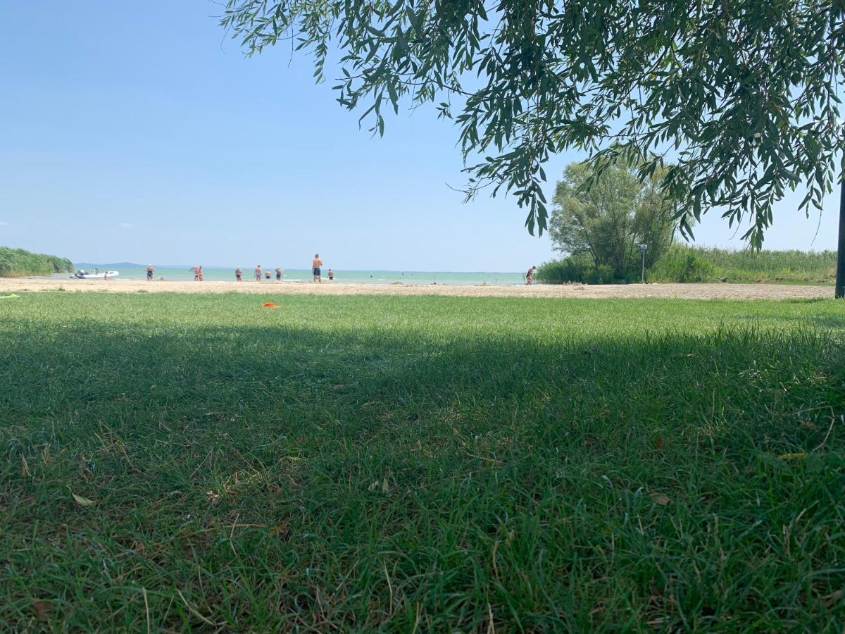 Mandulas Kabin A Kishaz Dezsaval Es Kilatassal A Balatonra Balatongyorok Luaran gambar