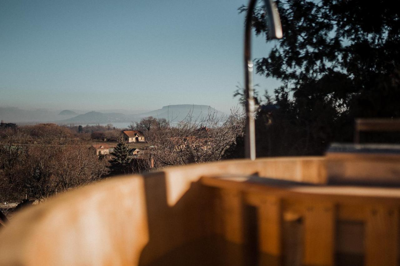 Mandulas Kabin A Kishaz Dezsaval Es Kilatassal A Balatonra Balatongyorok Luaran gambar