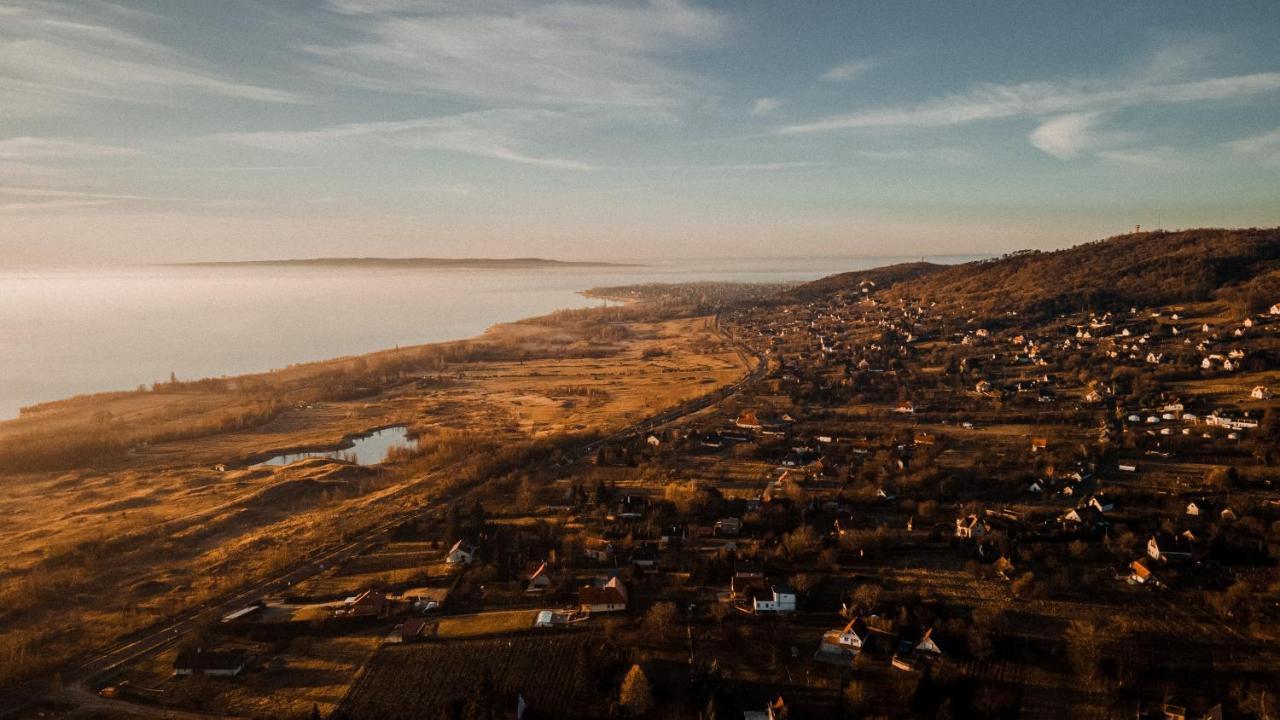 Mandulas Kabin A Kishaz Dezsaval Es Kilatassal A Balatonra Balatongyorok Luaran gambar